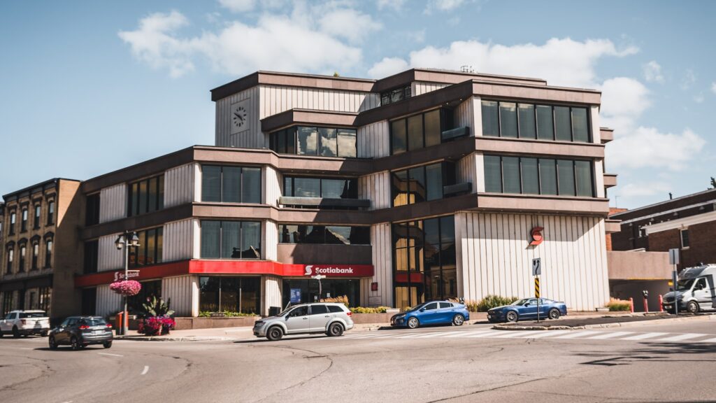 a group of cars parked in front of a building